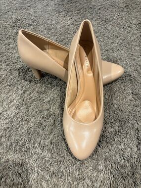 Kelly & Katie Nude Heels Size 8.5 Classic Pump Low Heel